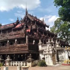 マンダレーにあるシュエナンドー僧院 (Shwenandaw Kyaung)